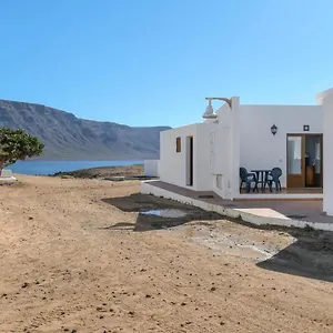 https://apartamentos-flor-caleta-de-sebo.in-canary-islands.com